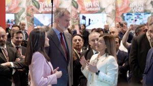 Los Reyes de España visitan el stand de Cantabria en Fitur