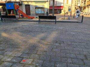 El parque infantil de la Plaza de la Paz en Cabezón de la Sal será renovado .